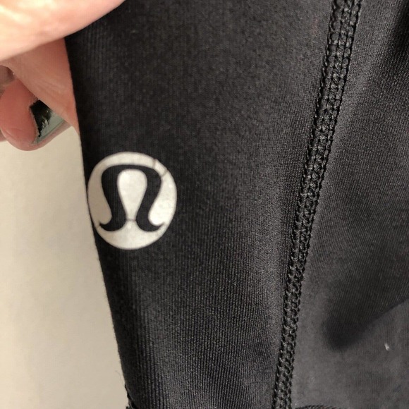 Lululemon Women's Cropped Black Leggings Waist and Back Zip Pockets Size 6 - Picture 5 of 12
